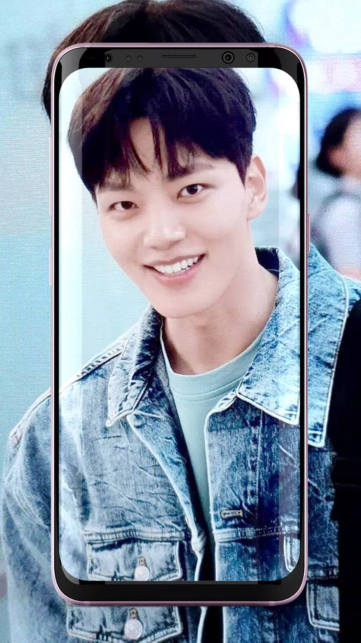 Yeo Jin Goo 牛仔外套造型 壁紙 — 一位微笑的年輕男子穿著牛仔外套，顯示在帶有模糊背景的智能手機屏幕上。