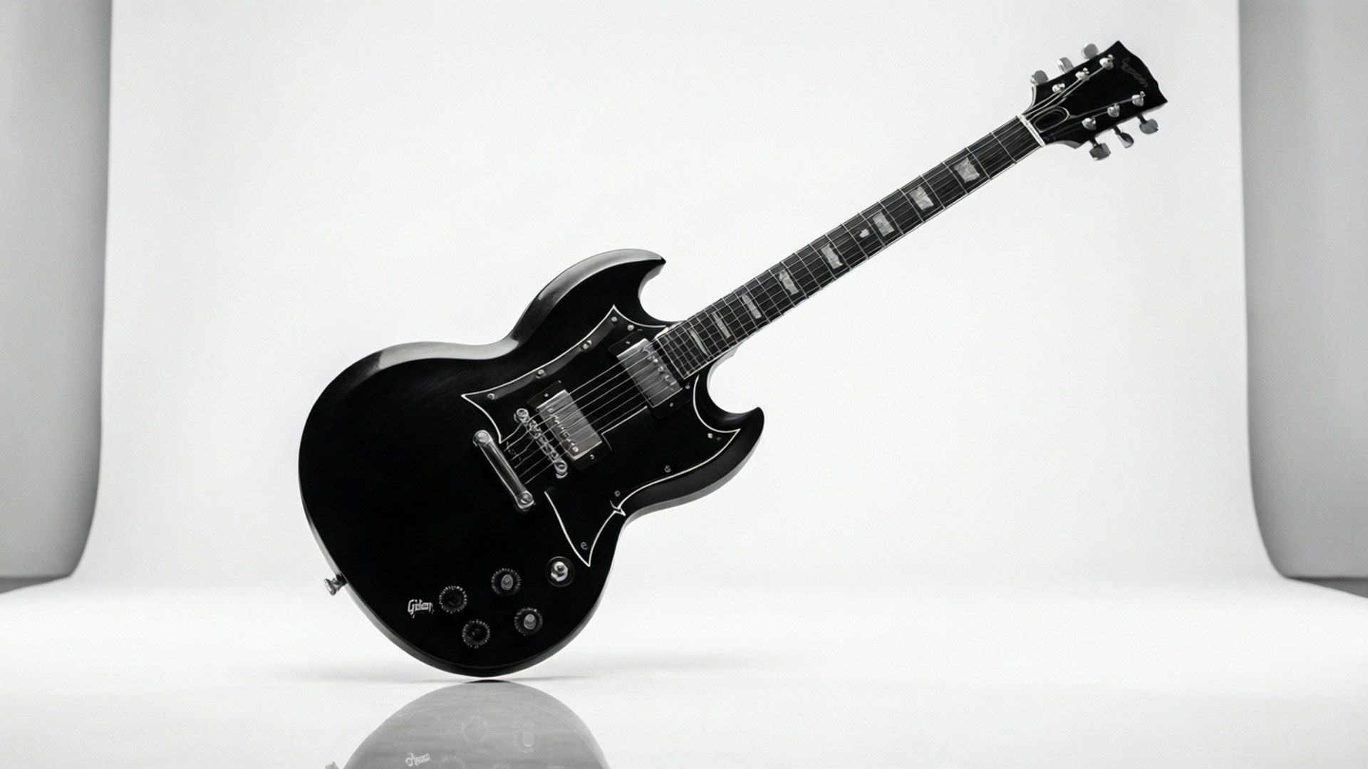 Gibson SG 桌布 壁紙 — 一把時尚的黑色Gibson電結他斜放在反射性白色錄音室地板上，背景無縫。
