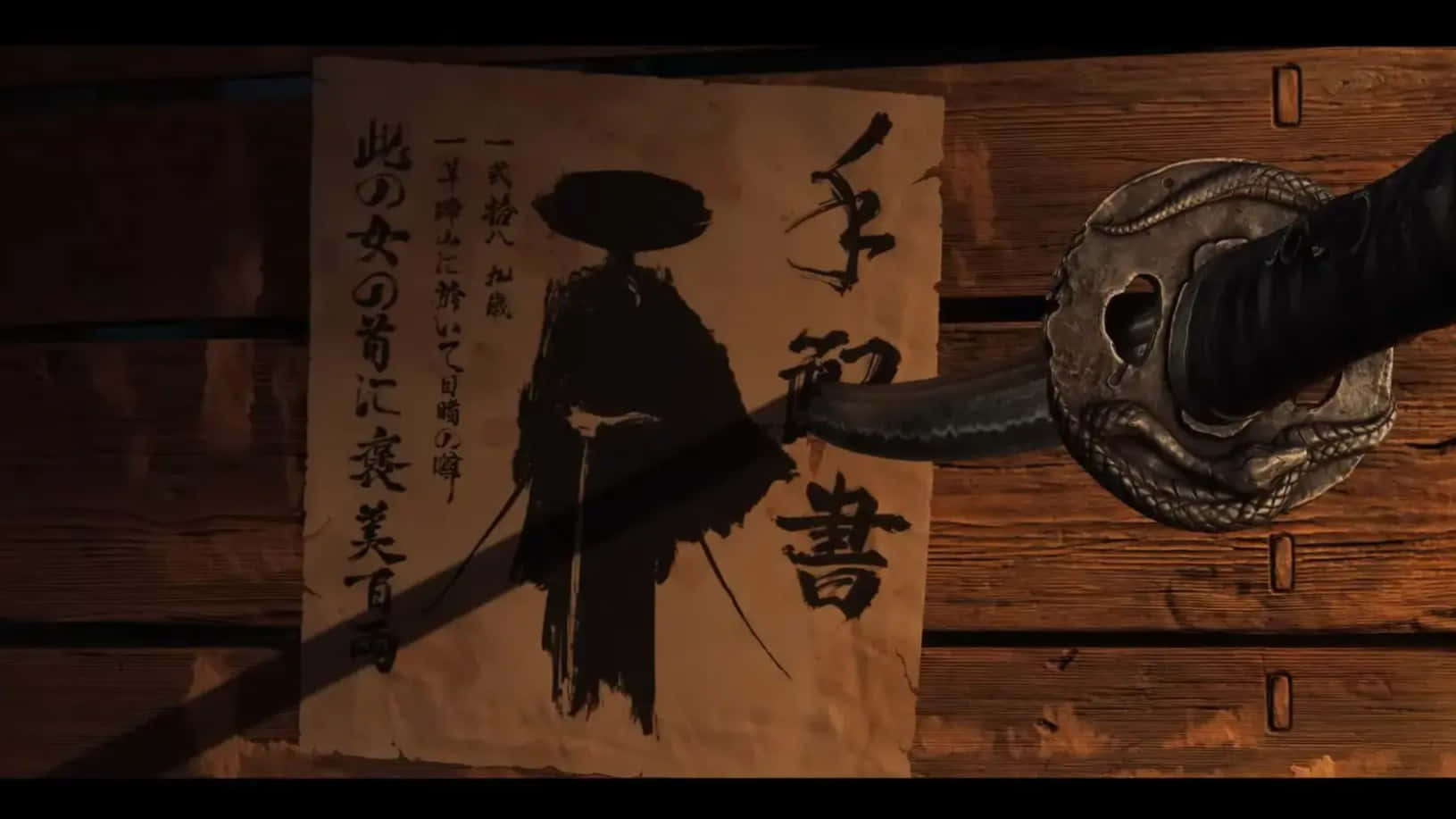  壁紙 — 一把武士刀刀鋒刺穿一張帶有武士剪影和日本書法的羊皮紙，背景是質樸的木板上。
