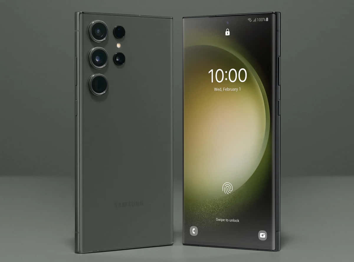 Samsung S23 Ultra 桌布 壁紙 — 一部時尚的深灰色Samsung智能手機直立顯示，展示其相機陣列和帶有時間和日期的發光鎖定屏幕。