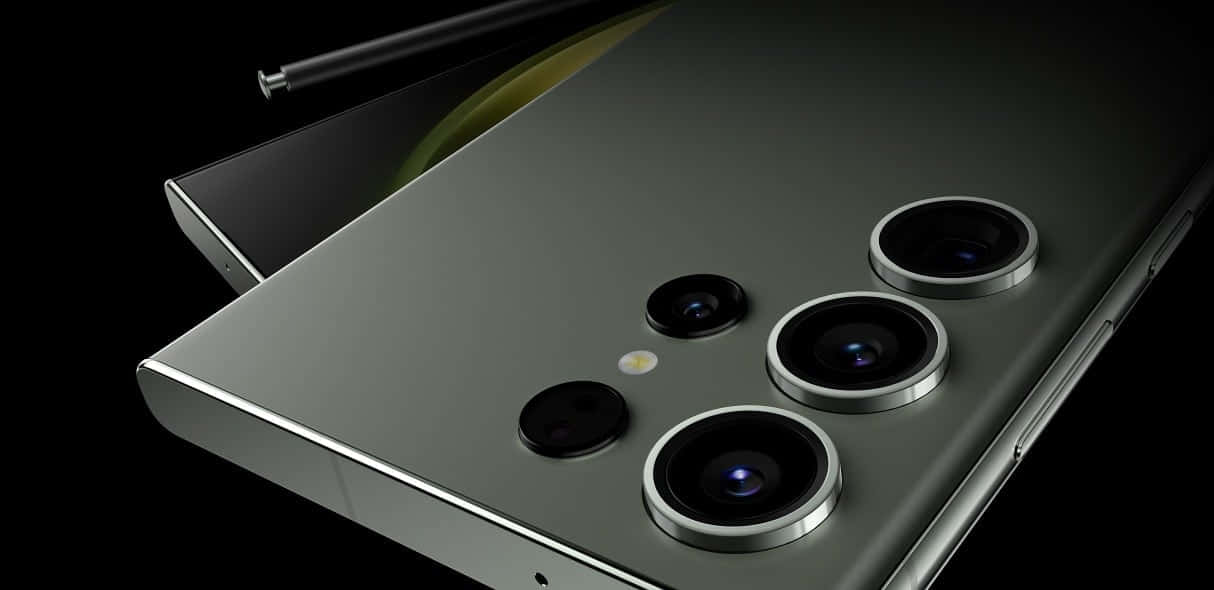 Samsung S23 Ultra 桌布 壁紙 — 一部時尚的銀色智能手機，配備四個相機鏡頭和一支觸控筆，靠在黑色背景上。