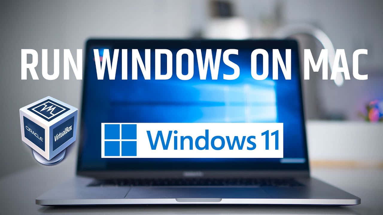 透過 VirtualBox 執行 Windows 11 的手提電腦，附有文字覆蓋。