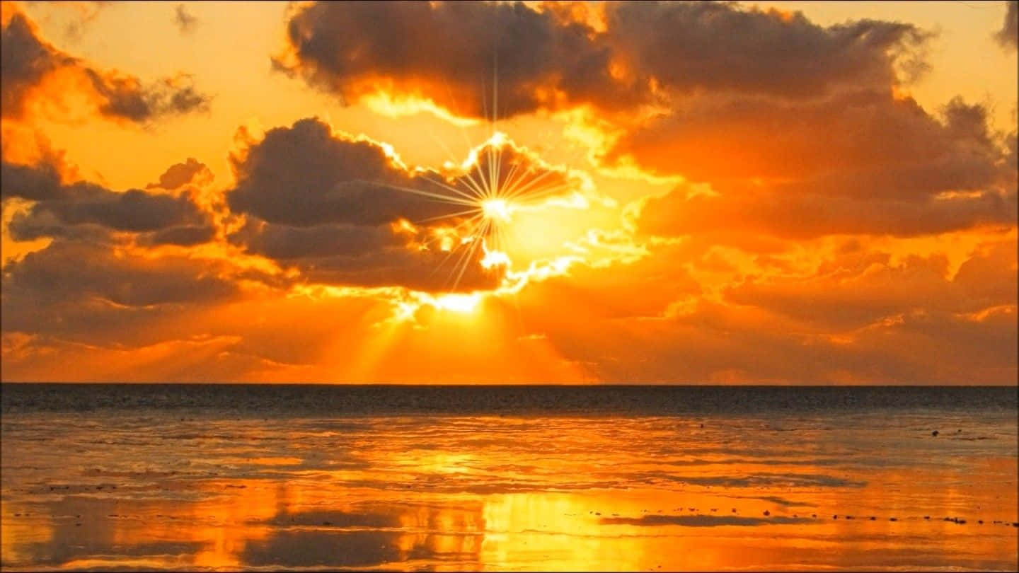 海上的日落，帶有金色光線和雲彩倒影