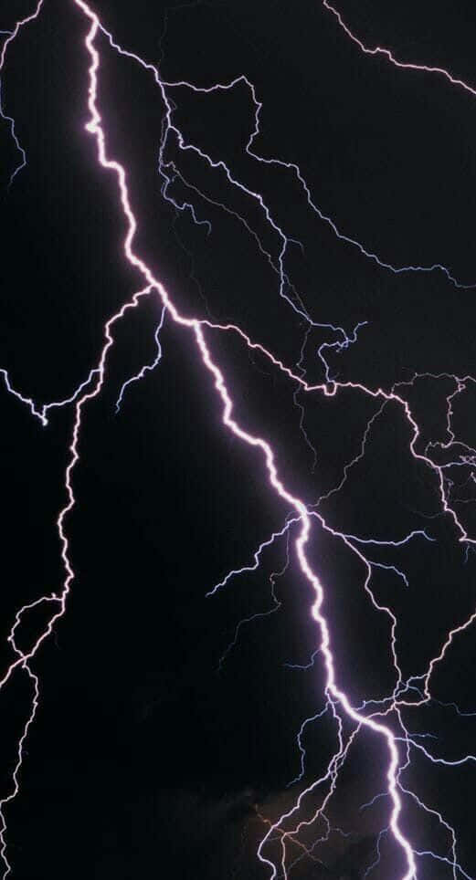 Lightning iPhone 桌布 壁紙 — 一道戲劇性的垂直閃電在漆黑的天空中分叉，帶有鮮豔的紫色和白色電觸鬚。