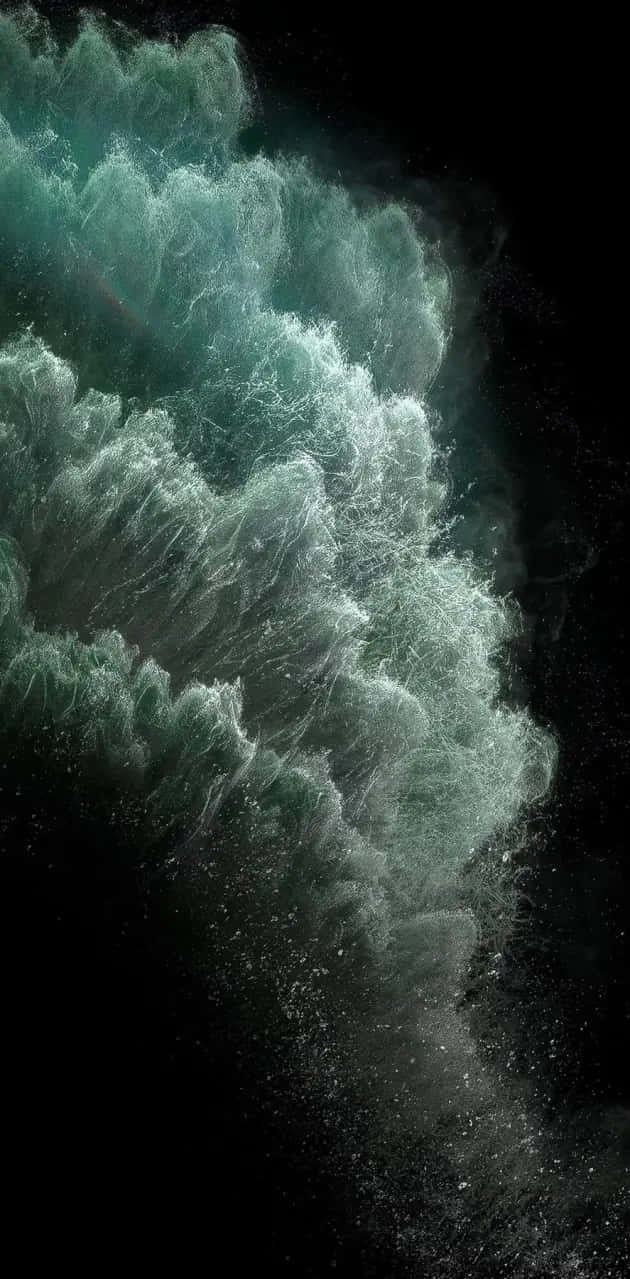  壁紙 — 一道戲劇性的藍綠色波浪衝破黑暗，帶起泡沫般的白色水花和閃爍的水滴，定格在動態之中。
