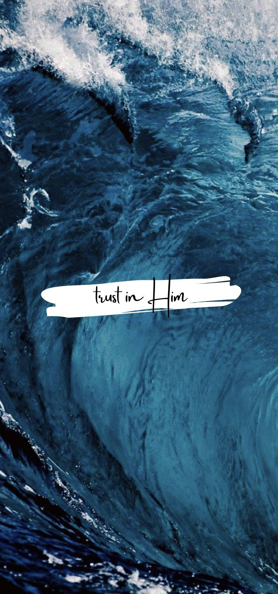 一個大海浪，上面覆蓋著trust in Him文字。