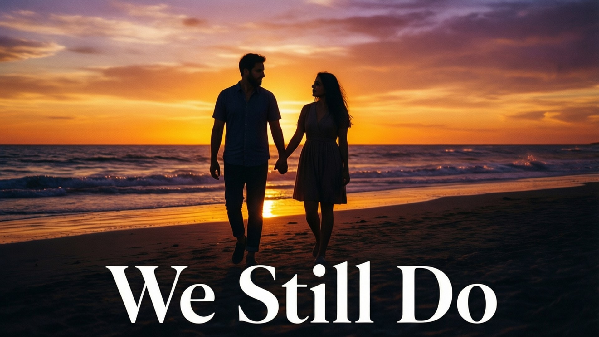 情侶在日落時分手牽手走在沙灘上，附有文字 We Still Do