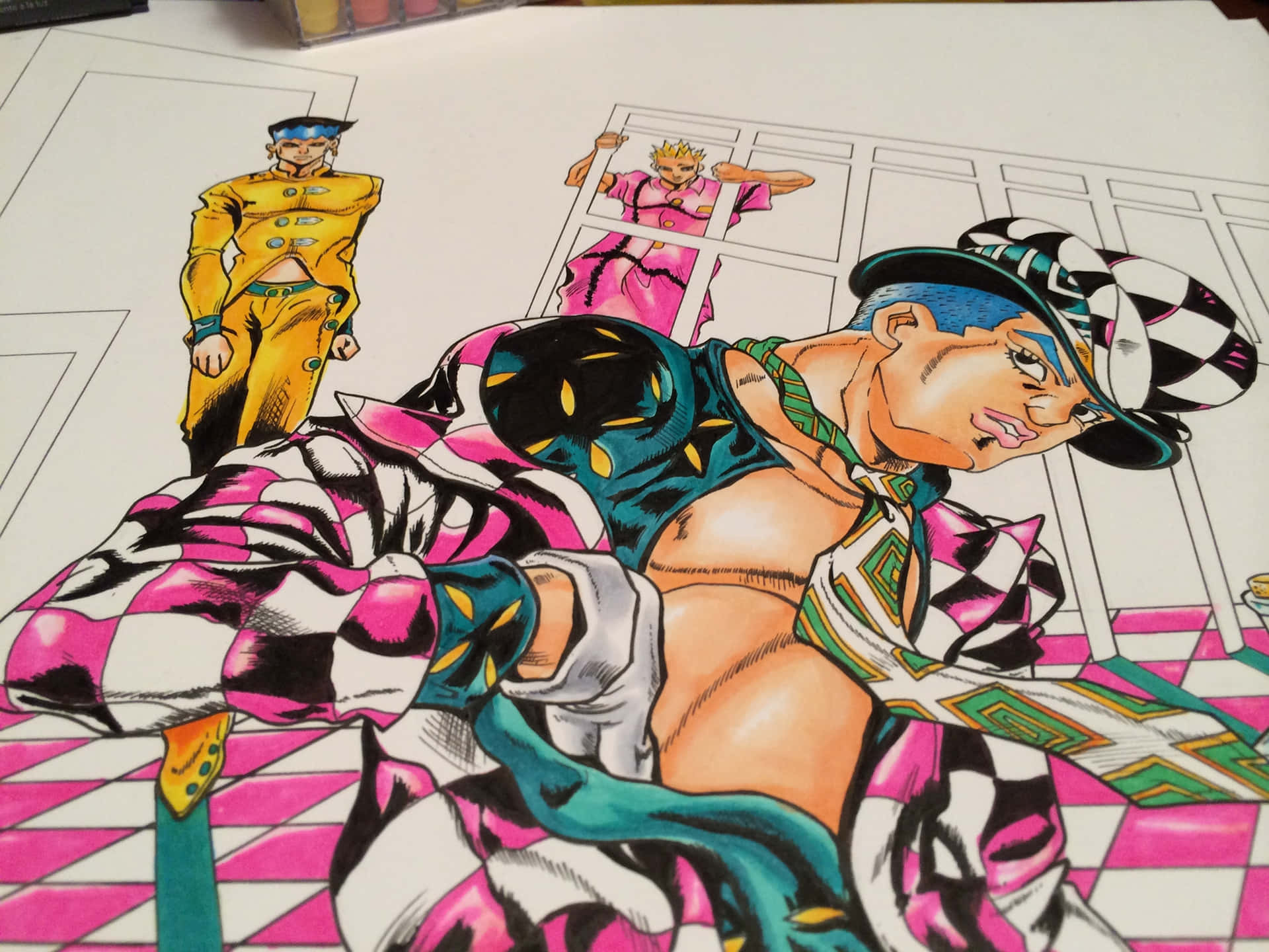  壁紙 — 一幅充滿活力的動漫插圖，描繪三個風格化的角色，身穿大膽的粉紅、黑色和黃色服裝，在方格地板上動感地擺出姿勢。