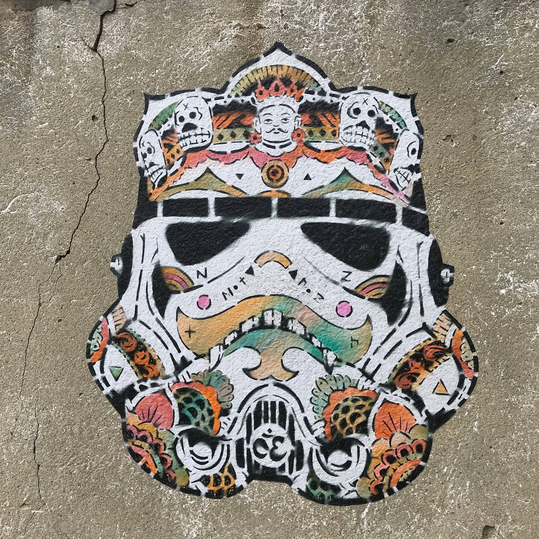 色彩繽紛的塗鴉藝術，描繪了帶有骷髏頭和圖案的風暴兵頭盔。