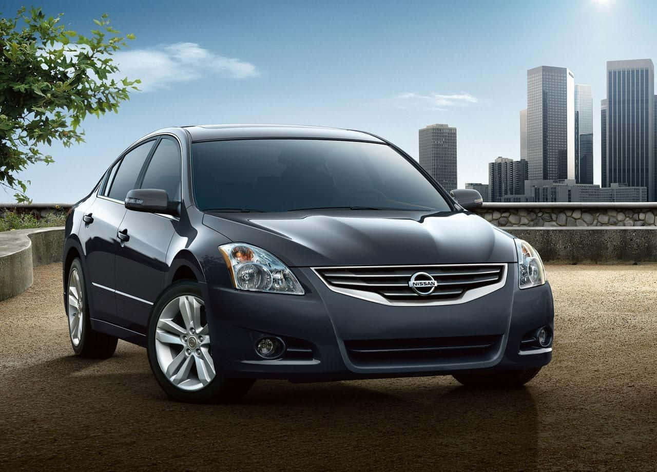 Nissan Altima 桌布 壁紙 — 一架時尚深藍色日產房車停泊在陽光普照的觀景點，背景是現代城市天際線。