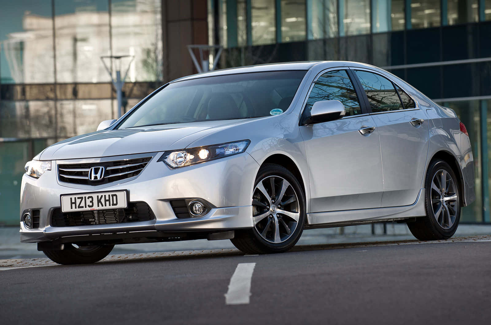 Honda Accord 桌布 壁紙 — 一架時尚的銀色本田雅閣轎車停泊在城市的街道上，背景是現代化的玻璃建築。