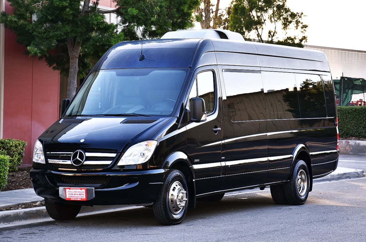 Mercedes Benz Sprinter 桌布 壁紙 — 一架時尚的黑色 Mercedes-Benz Sprinter 客貨車停泊在街道上，背景有樹木和建築物。