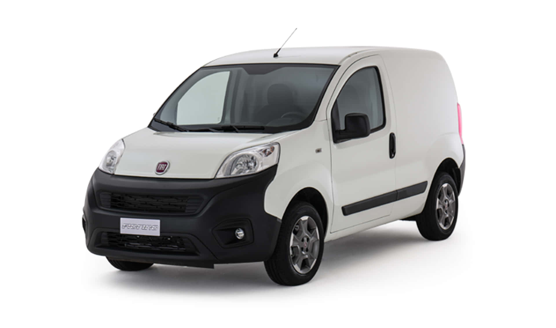 Fiat Fiorino 桌布 壁紙 — 一架乾淨的白色 Fiat Fiorino 客貨車，帶有黑色飾邊和銀色輪圈，在純白色背景前拍攝。