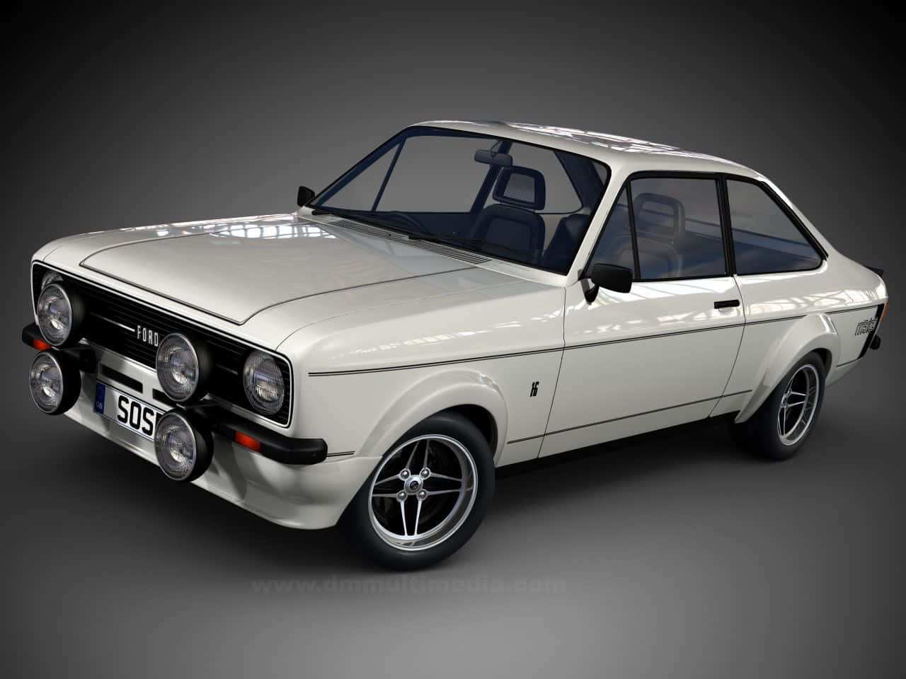 Ford Escort 桌布 壁紙 — 一架純白色的福特 Escort RS1600，配備四個圓形頭燈和銀色輪圈，在深灰色工作室背景前蓄勢待發。