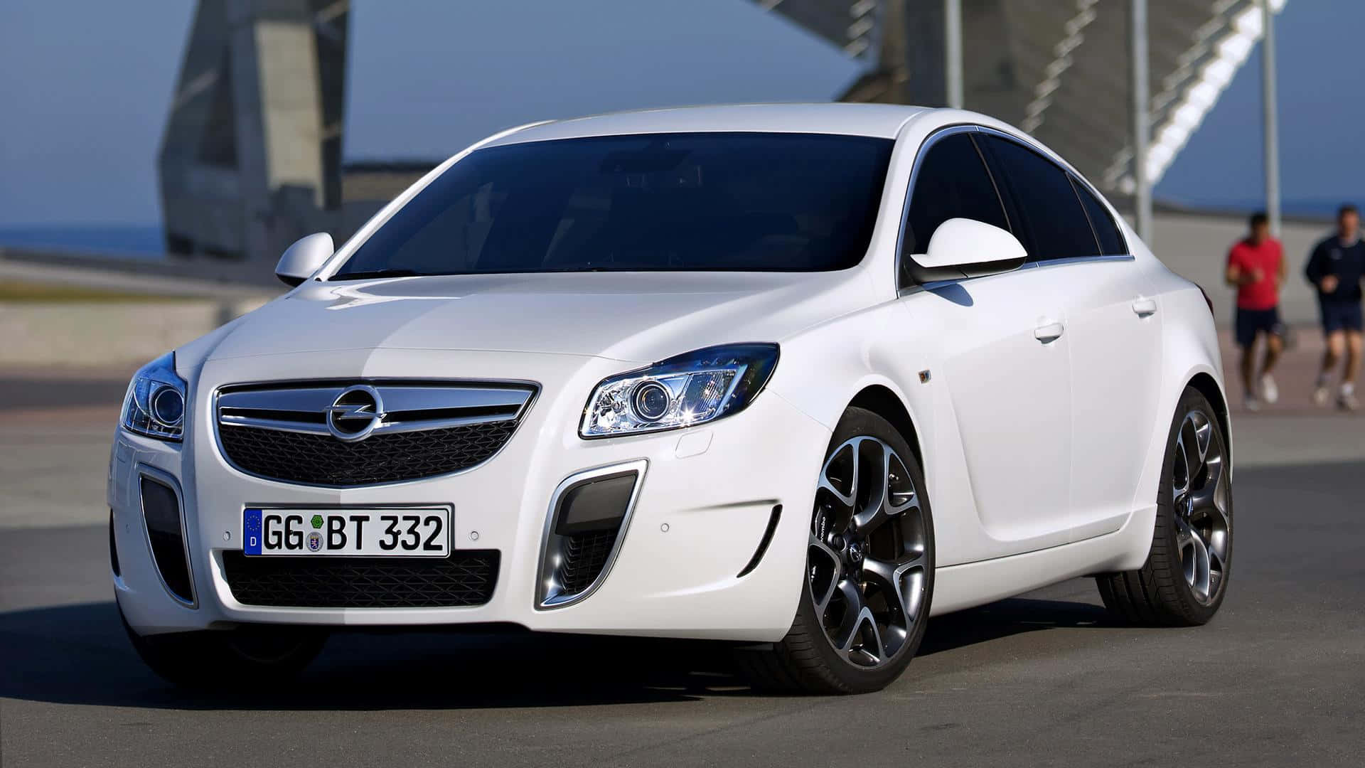 Opel Insignia 桌布 壁紙 — 一架時尚的白色Opel Insignia OPC停泊在現代橋樑上，背景有跑步者，在清晰日光下。