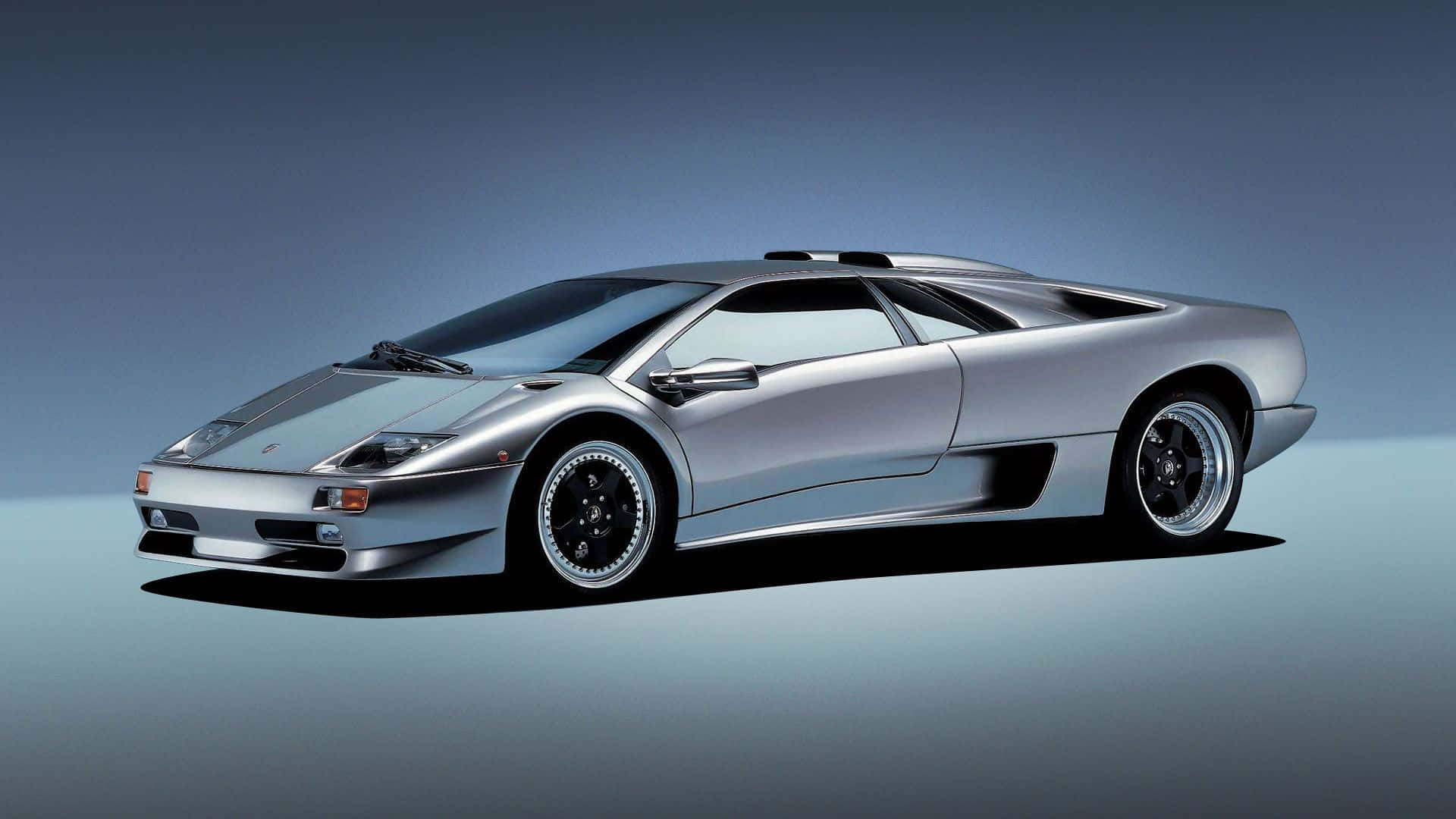 Lamborghini Diablo 桌布 壁紙 — 一架時尚的銀色林寶堅尼 Diablo 跑車在極簡漸變工作室背景上滑行，帶有戲劇性燈光。