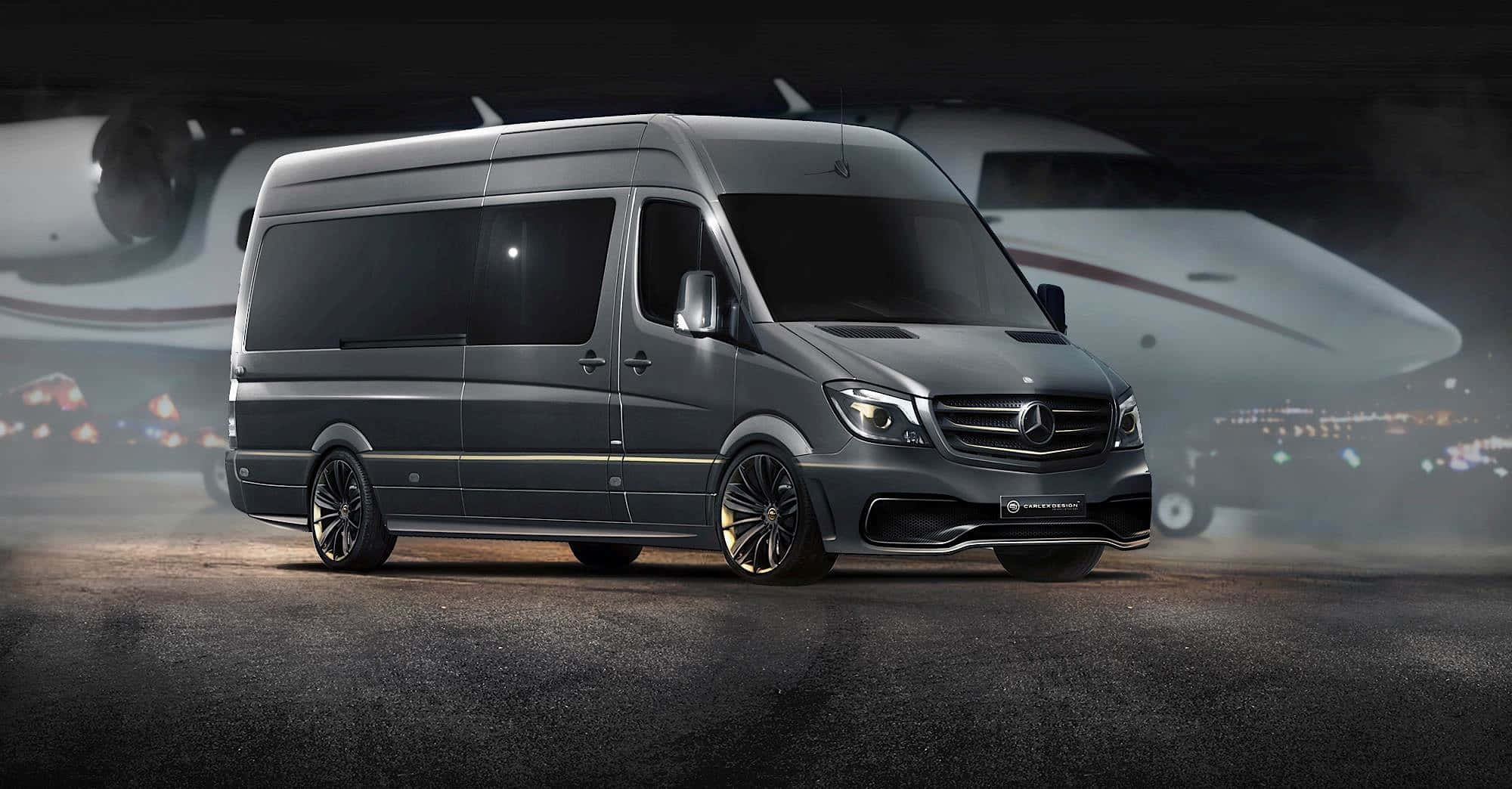 Mercedes Benz Sprinter 桌布 壁紙 — 一架時尚的灰色 Mercedes-Benz Sprinter 客貨車，帶有金色飾邊和定制輪圈，夜間停在霧氣瀰漫的停機坪上，旁邊是一架私人飛機。