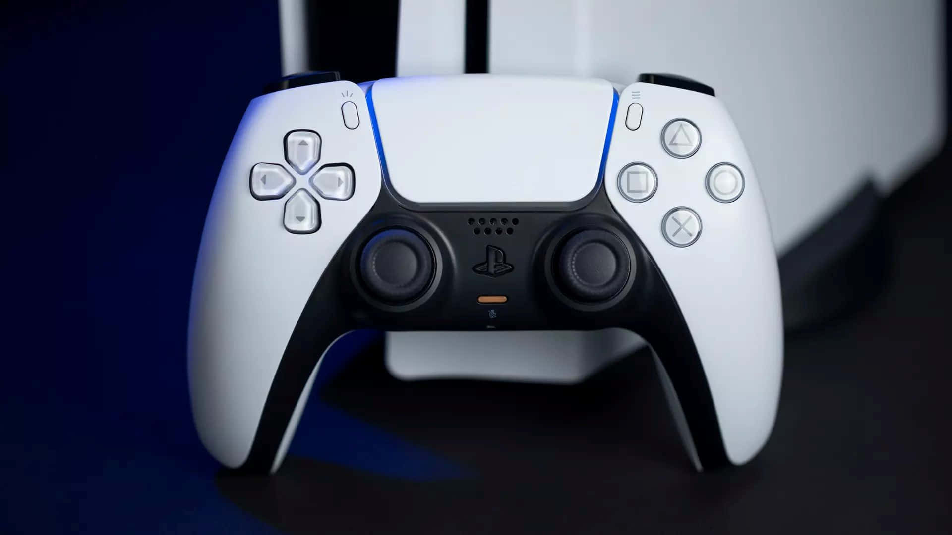  壁紙 — 一個白色PlayStation 5 DualSense手掣放在深色表面上，藍色環境燈光突顯其時尚設計。