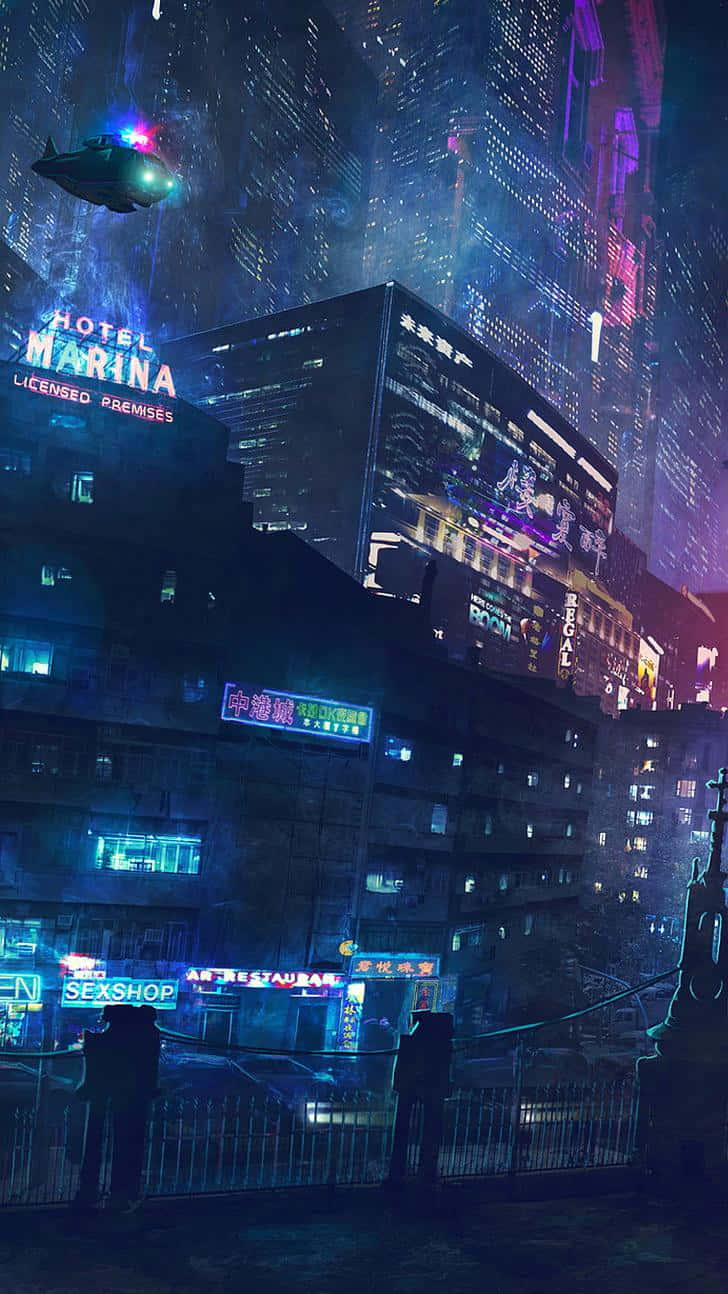  壁紙 — 一個被霓虹燈浸透的賽博龐克城市夜景，高聳的摩天大樓在雨中閃耀，頭頂有飛行車輛。