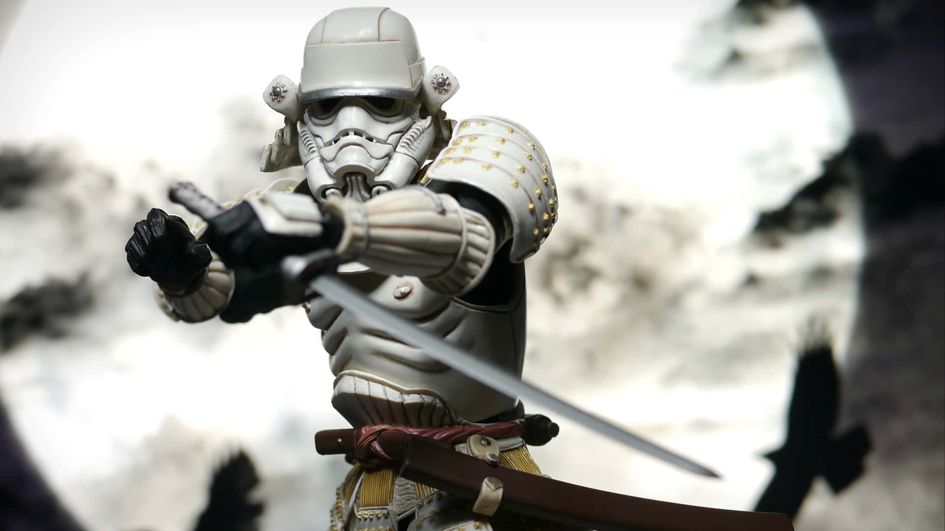  壁紙 — 一個穿著武士盔甲的暴風兵人偶，在模糊的雪山背景下揮舞著武士刀。