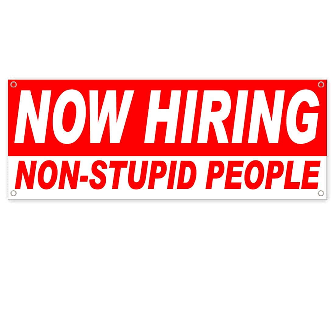 愚蠢招聘圖片 壁紙 — 一個大膽的紅白橫幅用大寫方塊字宣佈「NOW HIRING NON-STUPID PEOPLE」。