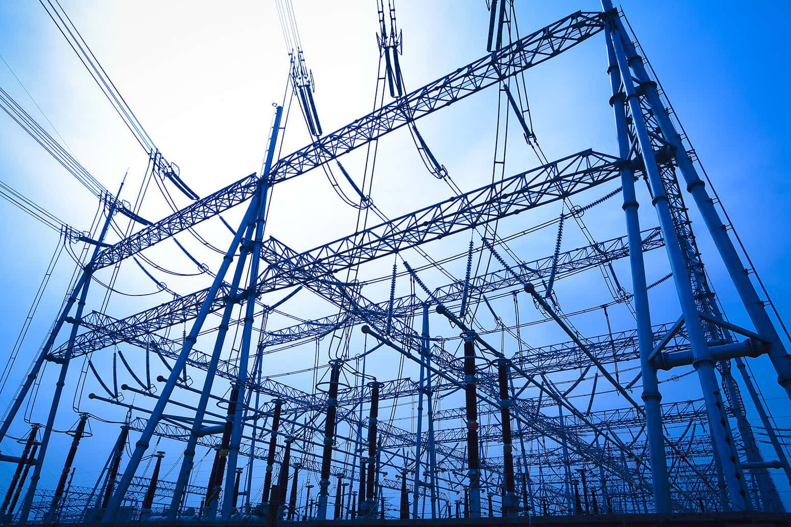 日落時分藍天下複雜的電氣變電站基礎設施。
