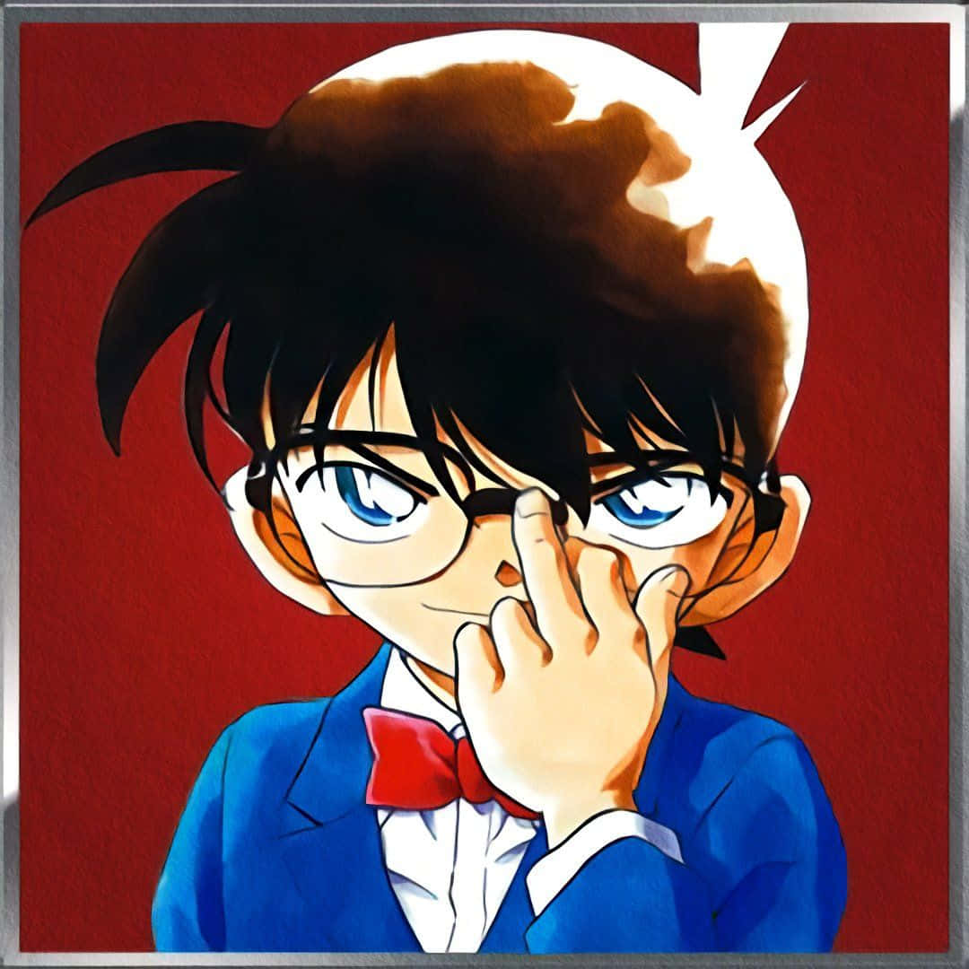 Conan Edogawa 桌布 壁紙 — 一個戴眼鏡、戴紅色蝴蝶結的年輕動漫男孩，在深紅色背景上，用手掩著嘴巴，表情若有所思。