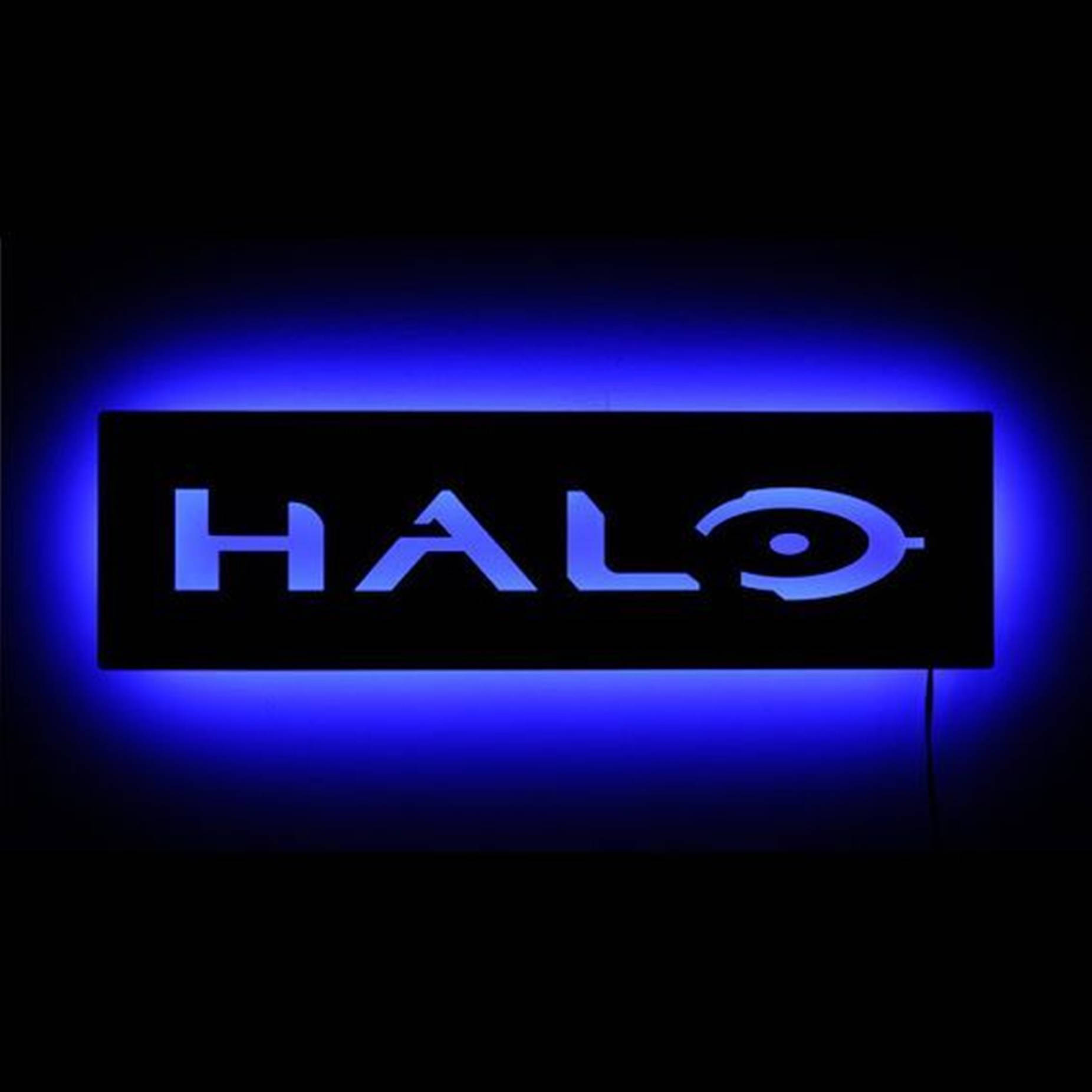 藍色霓虹HALO遊戲標誌在黑暗中發光。