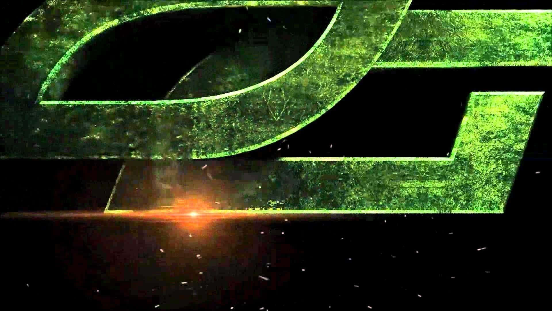 Optic Gaming 桌布 壁紙 — 一個發光的綠色風格標誌，帶有火熱的橙色光暈，在深色背景上。