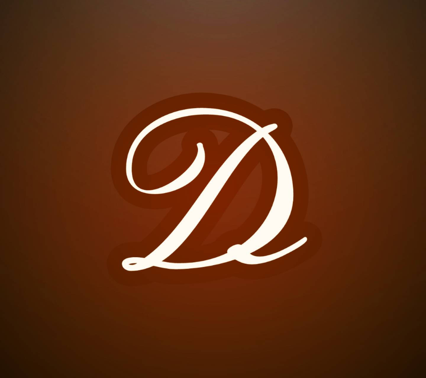 棕色漸變背景上的風格化白色字母D標誌