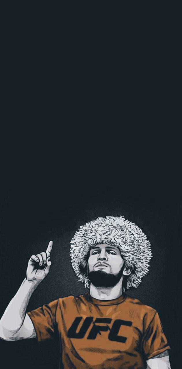 留著捲曲爆炸頭的男人穿著橙色UFC襯衫在深色背景上向上指。