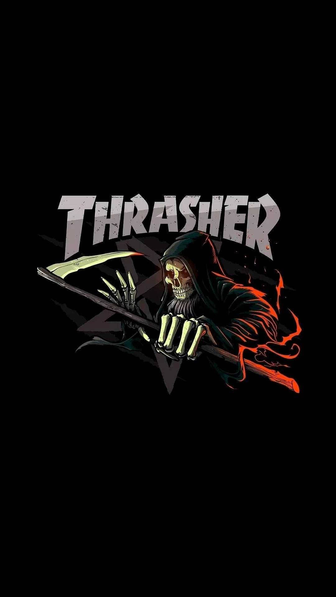 Thrasher 死神街頭風格 壁紙 — 一個風格化的死神，帶有發光的紅色點綴，在黑色背景上，於大膽的Thrasher標誌下揮舞著鐮刀。