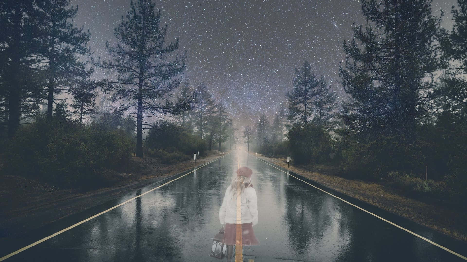  壁紙 — 一個孤獨的身影穿著白色外套，在星空下沿著雨濕的森林道路行走。