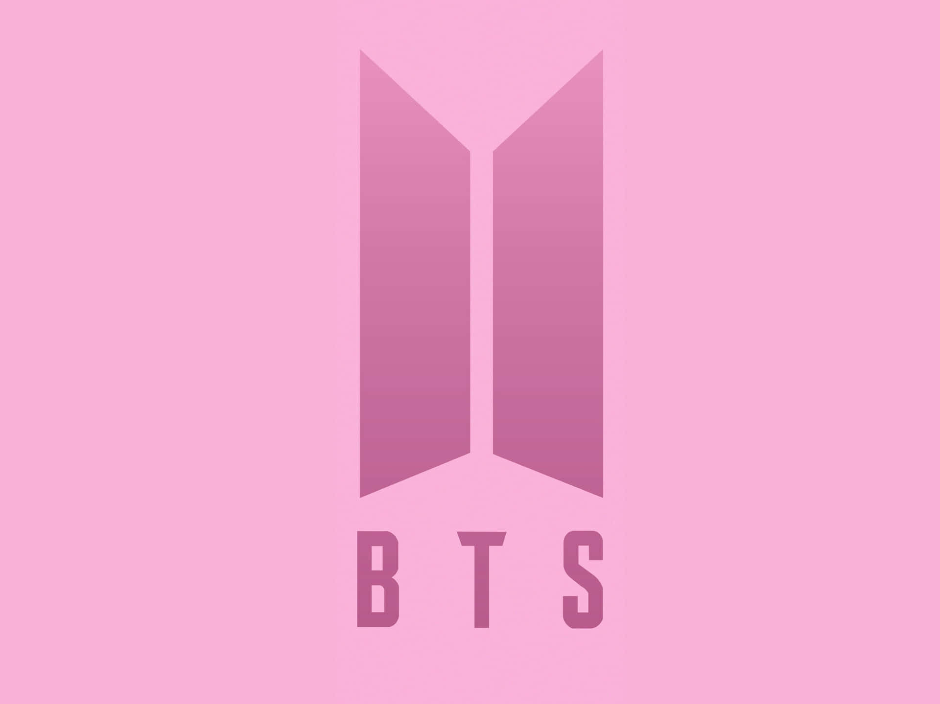  壁紙 — 一個極簡的BTS標誌，帶有漸變翅膀和粗體字母，居中在純色粉彩粉紅背景上。