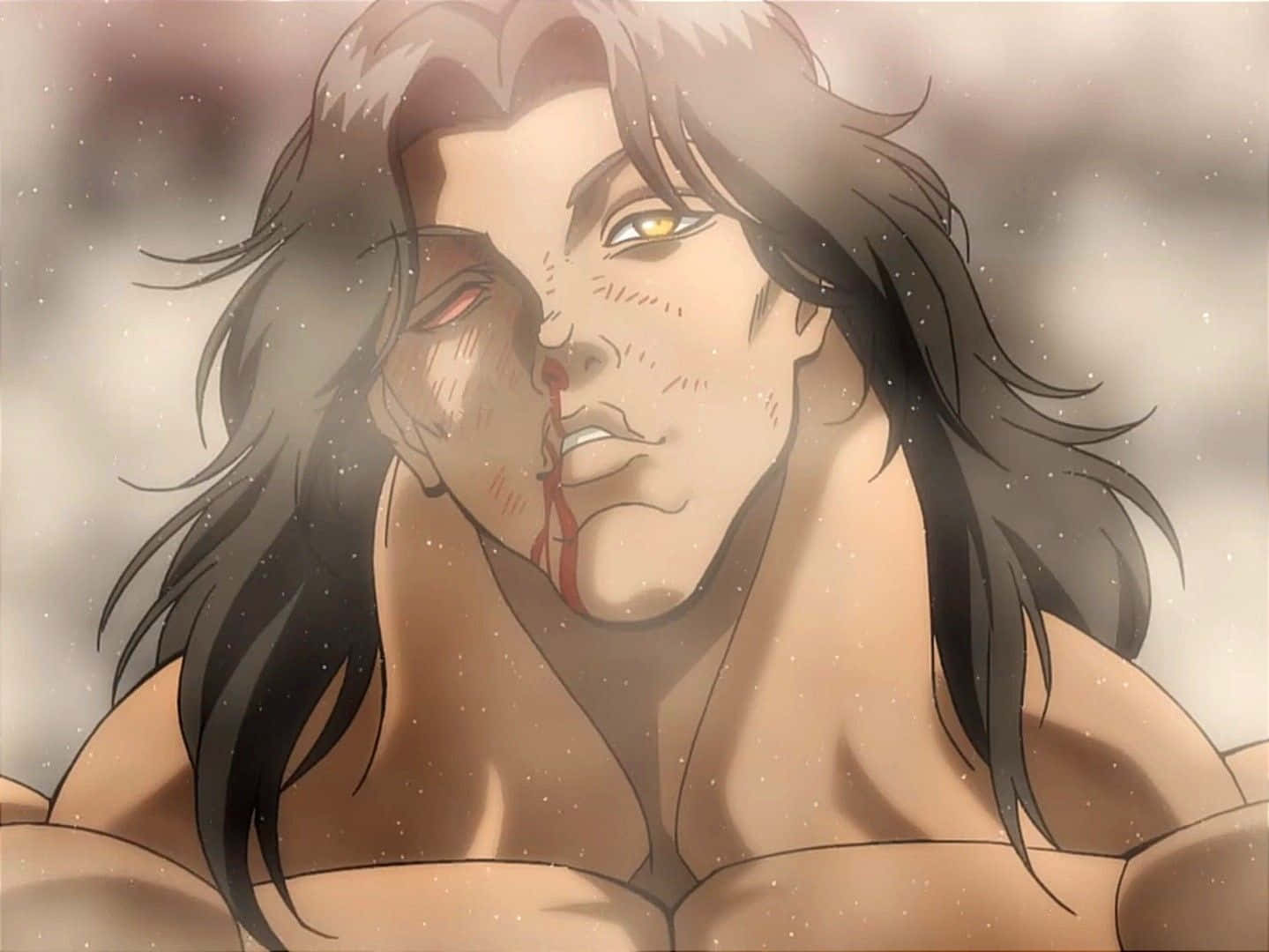  壁紙 — 一個肌肉發達的動漫男人，長著黑色長髮和一隻金色眼睛，在模糊的背景中從嘴裡流血。