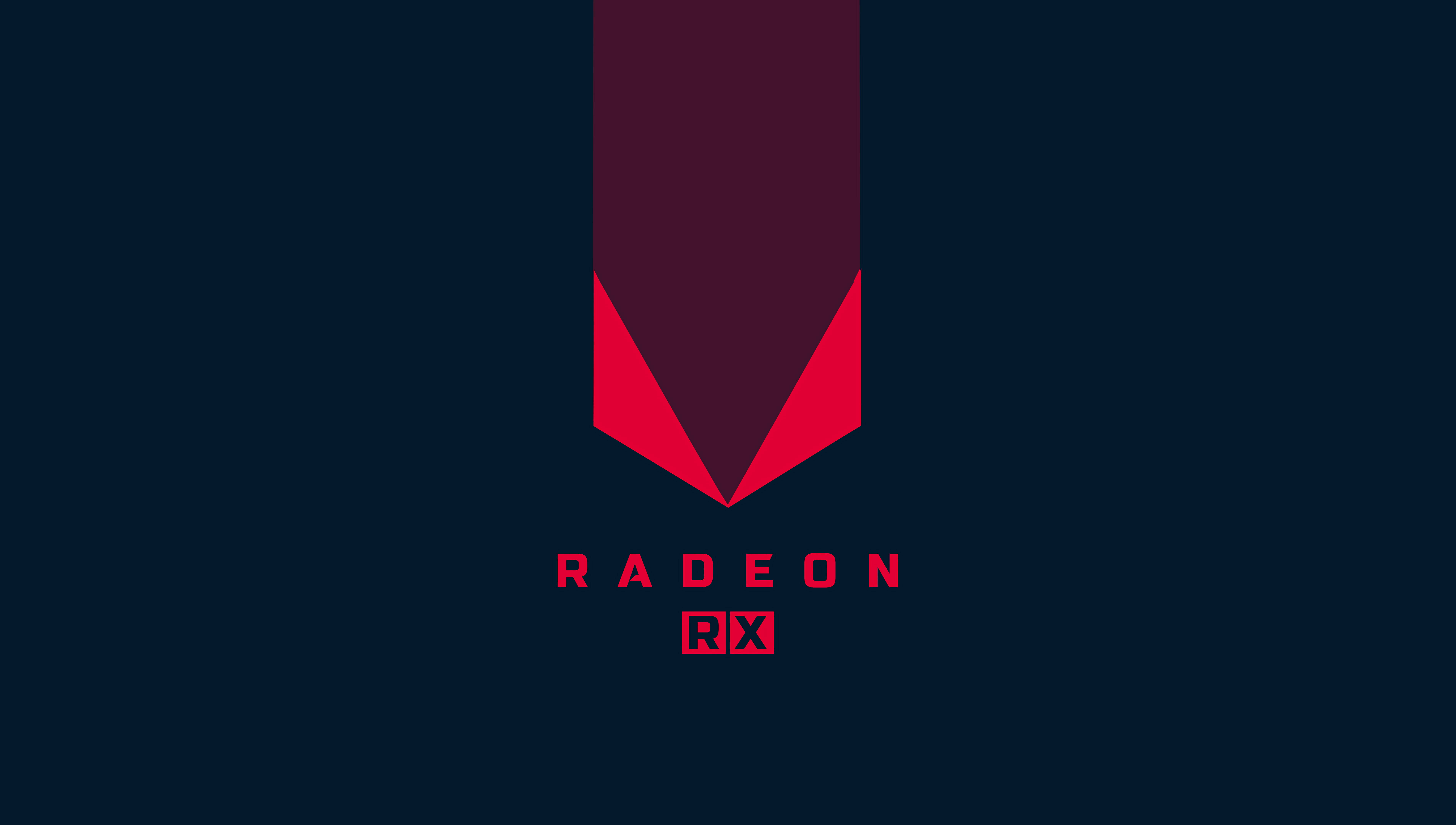 紅色和栗色幾何箭頭標誌，帶有 Radeon RX 文字，位於深藍色背景上。 — 深藍色 壁紙