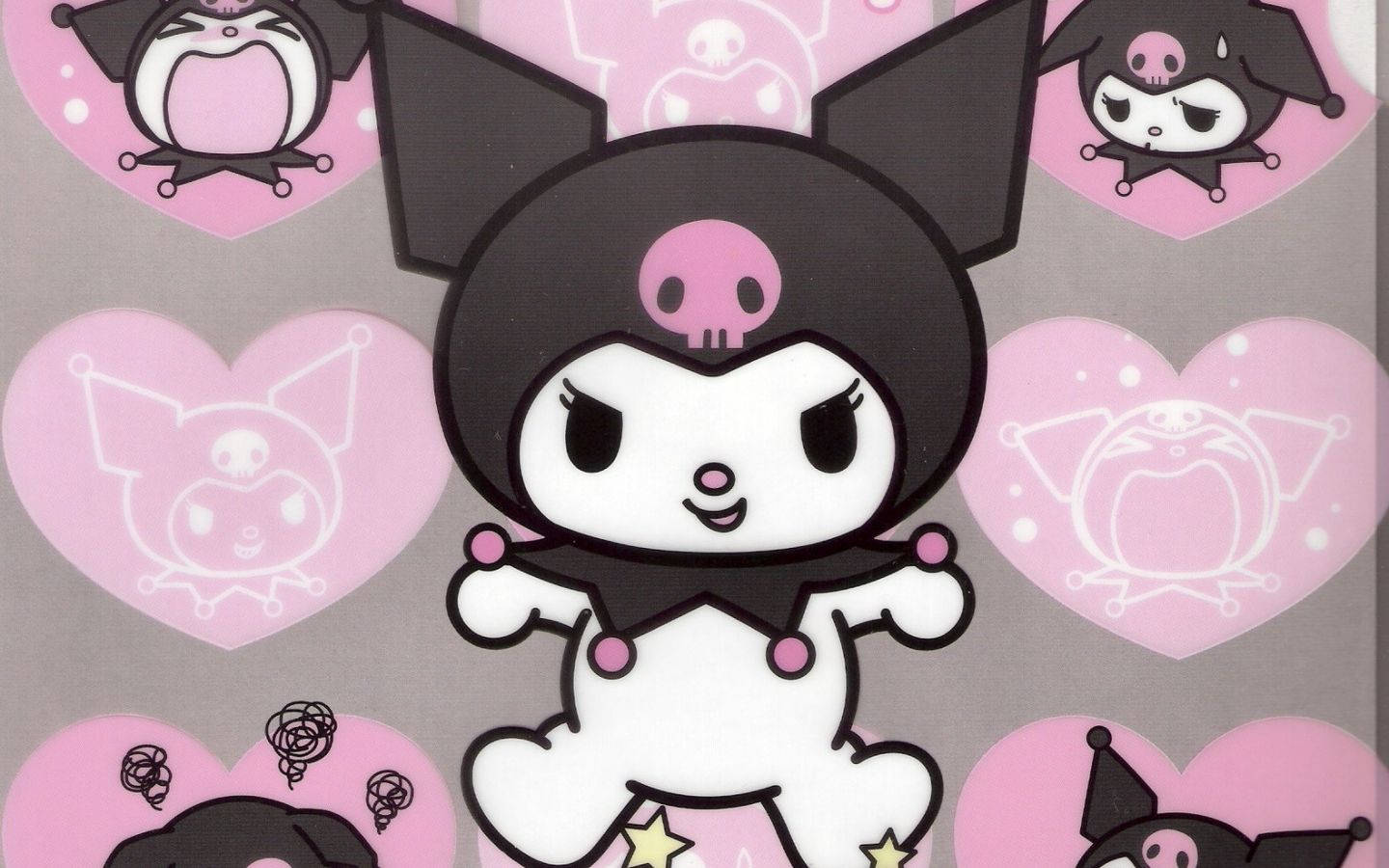 Sanrio 桌面背景：朋克風格的 Kuromi 壁紙 — 一個可愛的卡通角色，戴著黑色連帽衫，帶有粉紅色骷髏標誌，在粉紅色心形圖案背景前開心地站立。