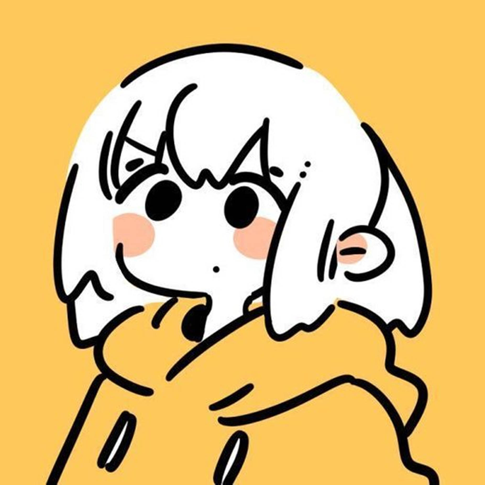 一個微笑的白髮動漫女孩穿著黃色連帽衫擁抱自己。