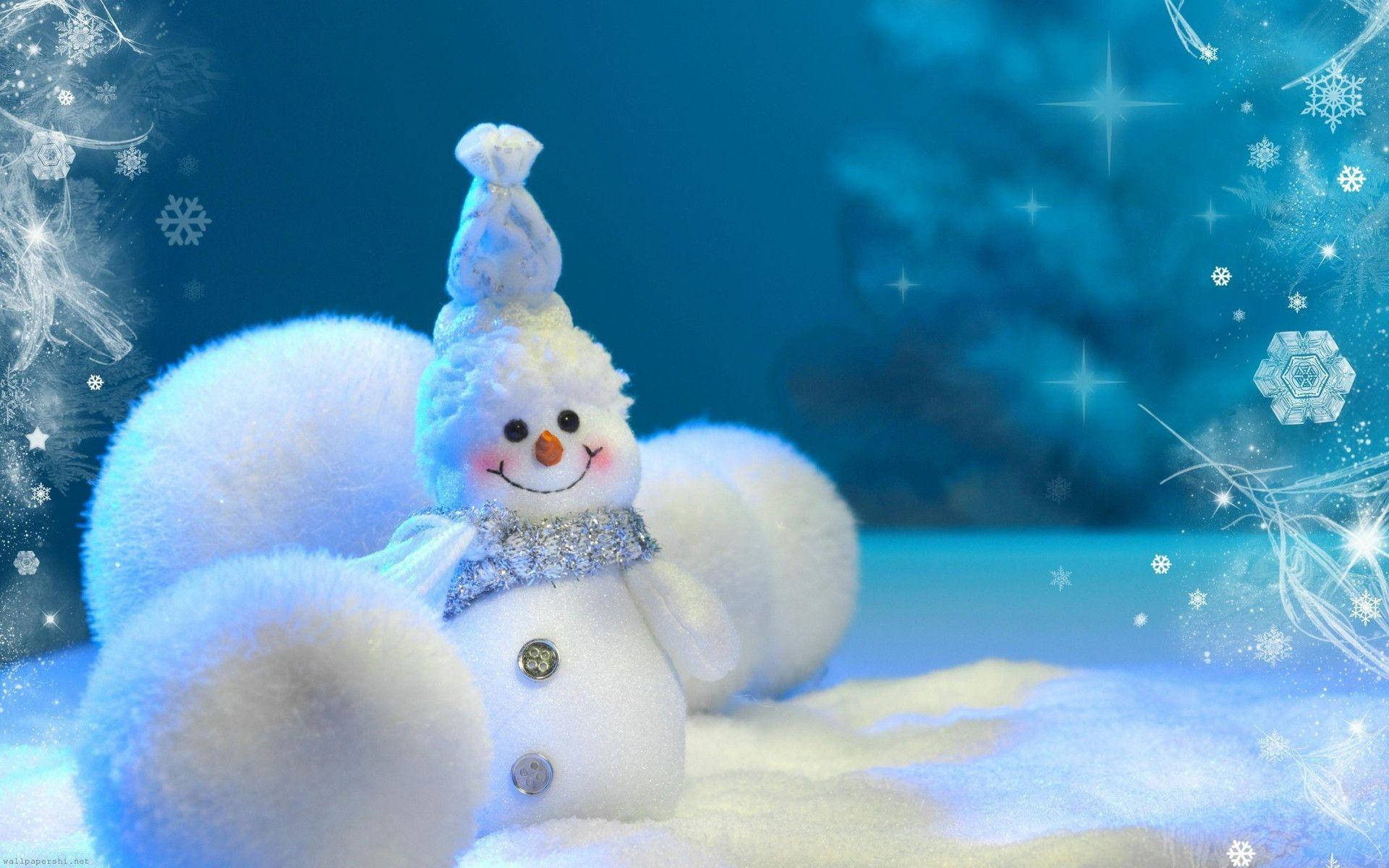 節日雪人，戴著閃閃發光的圍巾和帽子，在白雪皚皚的藍色冬季場景中，雪花飄落。