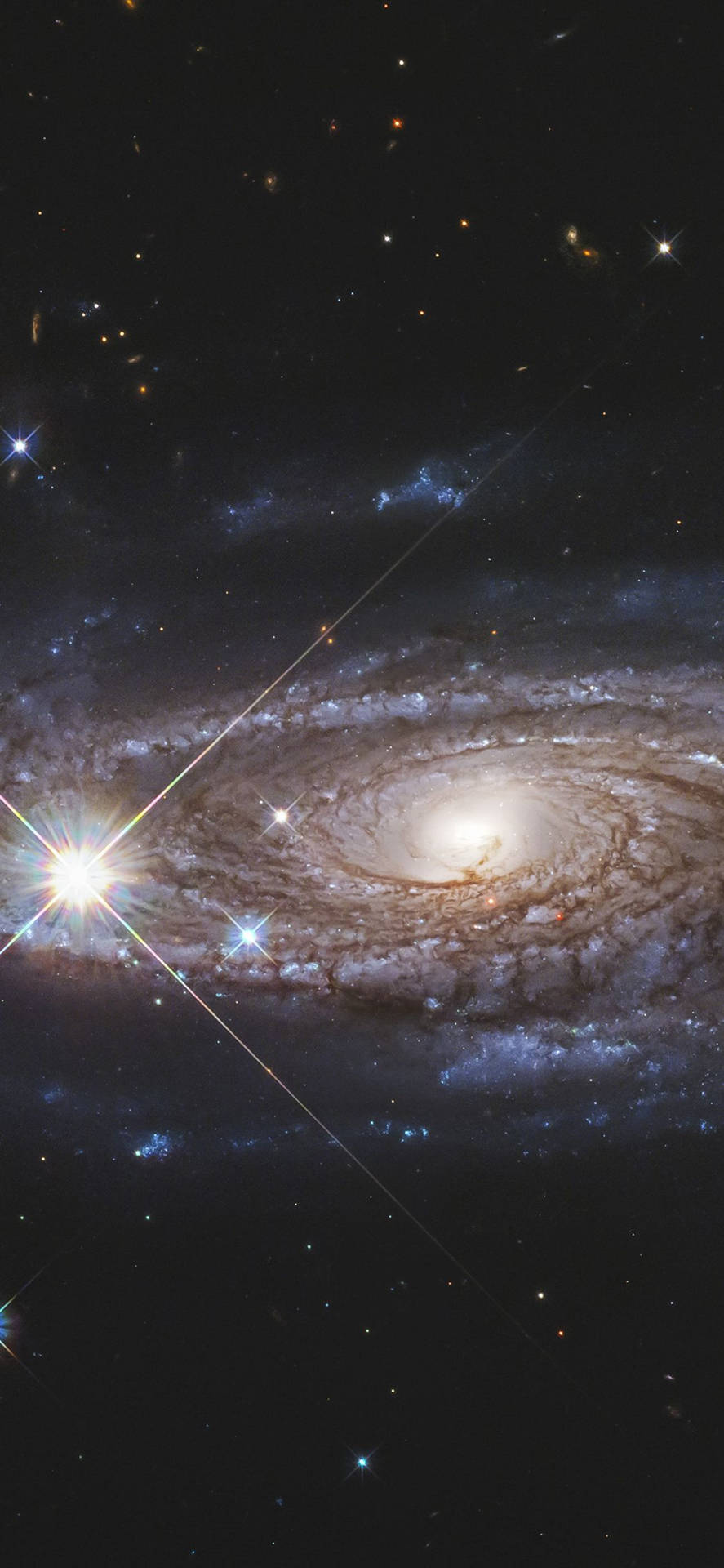 一個在深空中帶有明亮星星和發光旋臂的螺旋星系。