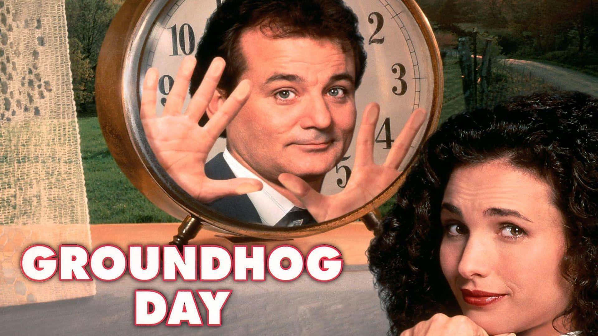  壁紙 — 一個男人的臉透過時鐘窺視，而一個女人在旁觀看，宣傳電影《Groundhog Day》。