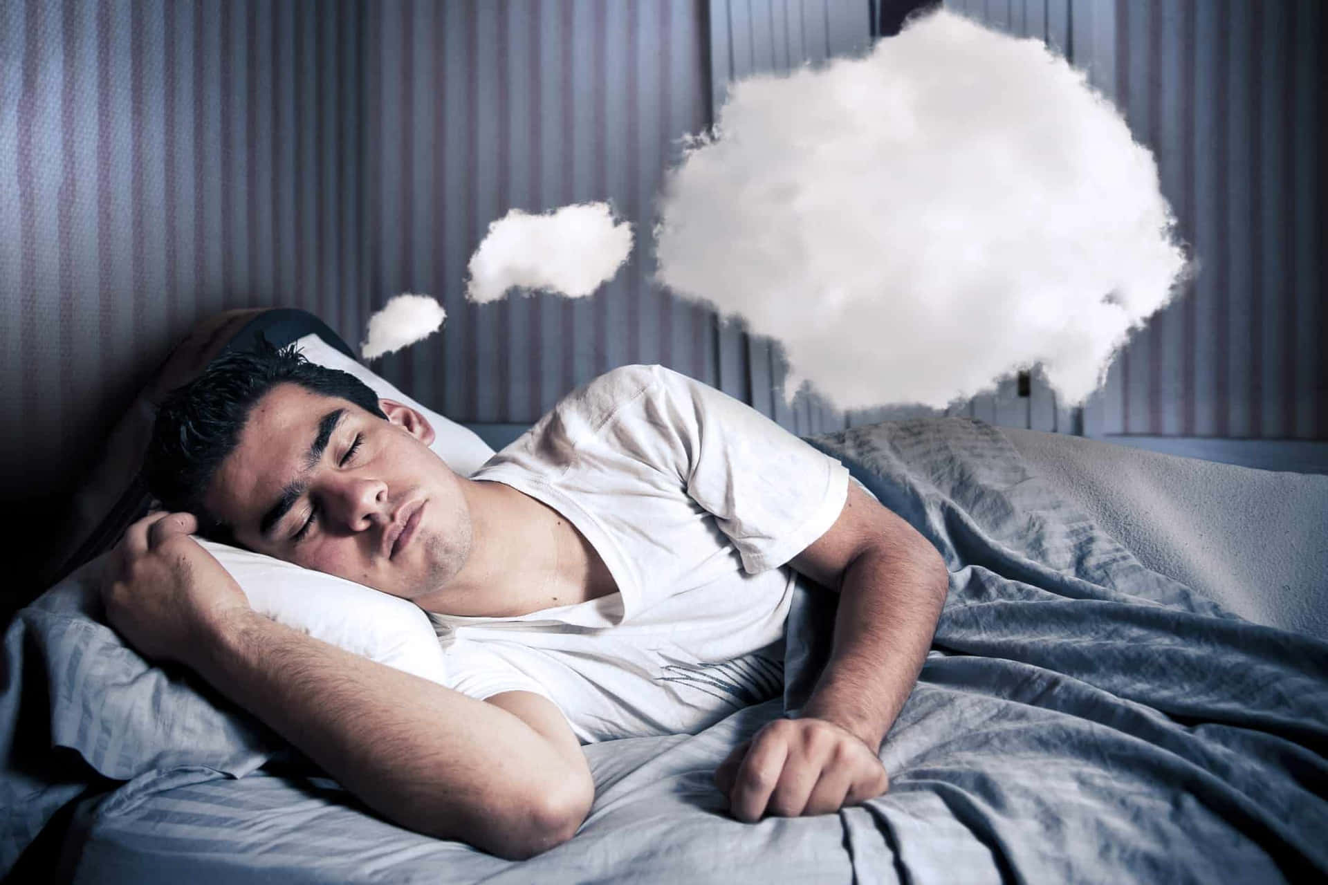  壁紙 — 一個男人在床上安詳地睡著， fluffy 白色雲朵像夢境般漂浮在他的頭頂。