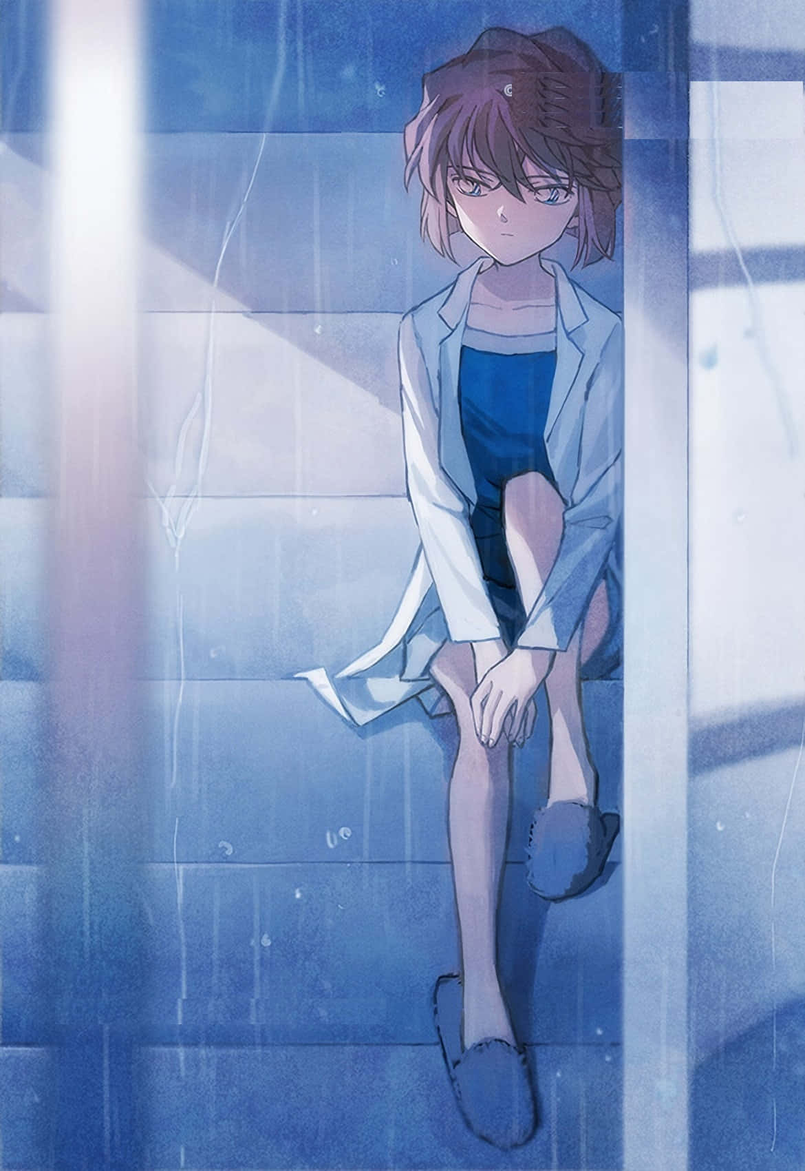 Haibara AI 桌布 壁紙 — 一個年輕的動漫女孩獨自坐在被雨水打濕的窗台上，沐浴在冷藍色的光線中，水滴在她身後的玻璃上劃過。