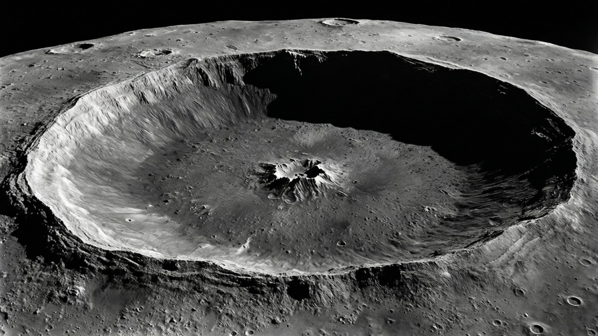 在貧瘠月球表面上有陰影內部的月球隕石坑