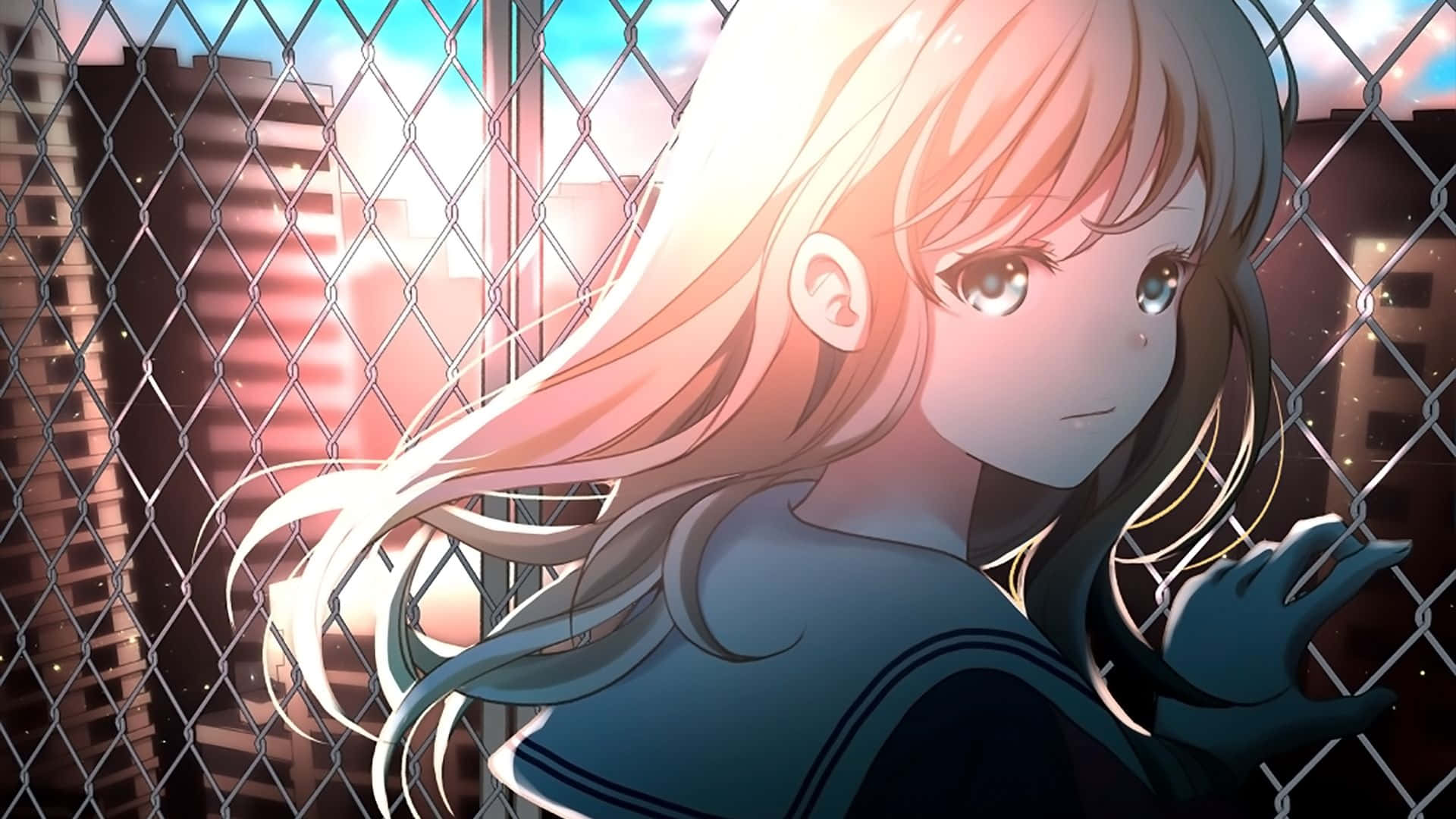  壁紙 — 一個柔和的動漫女孩，長長的金髮，透過鐵絲網凝視，溫暖的夕陽光照在她的臉上。