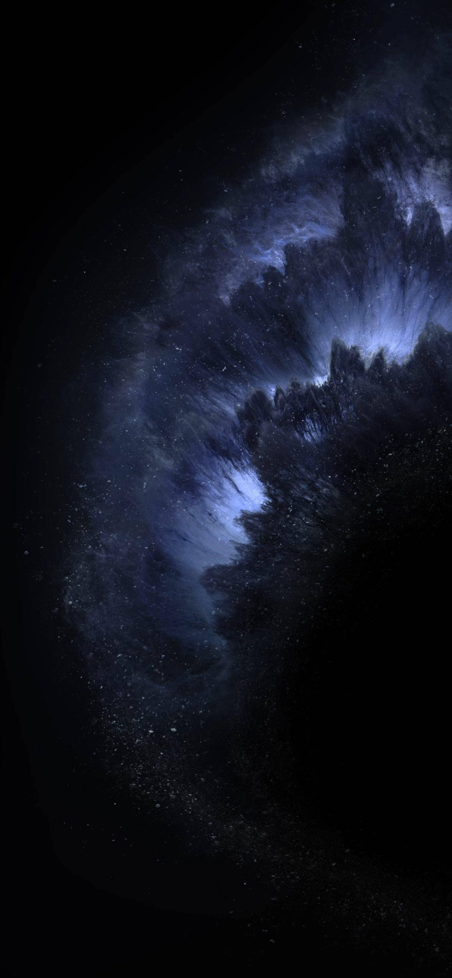 銀河 桌布 壁紙 — 一個深藍色和紫色的漩渦狀宇宙星雲，在廣闊黑暗空間的星場中發光。