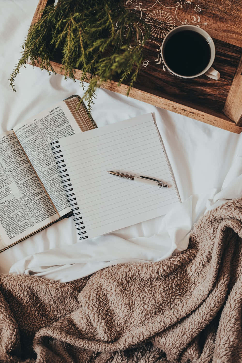 舒適的閱讀角落，有咖啡、書、筆記本和毯子