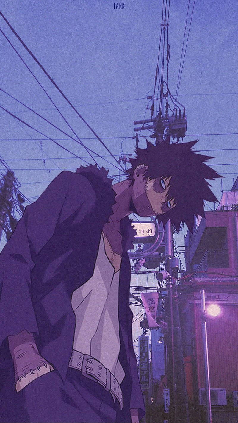 夜晚紫色燈光下的城市小巷中的動漫角色
