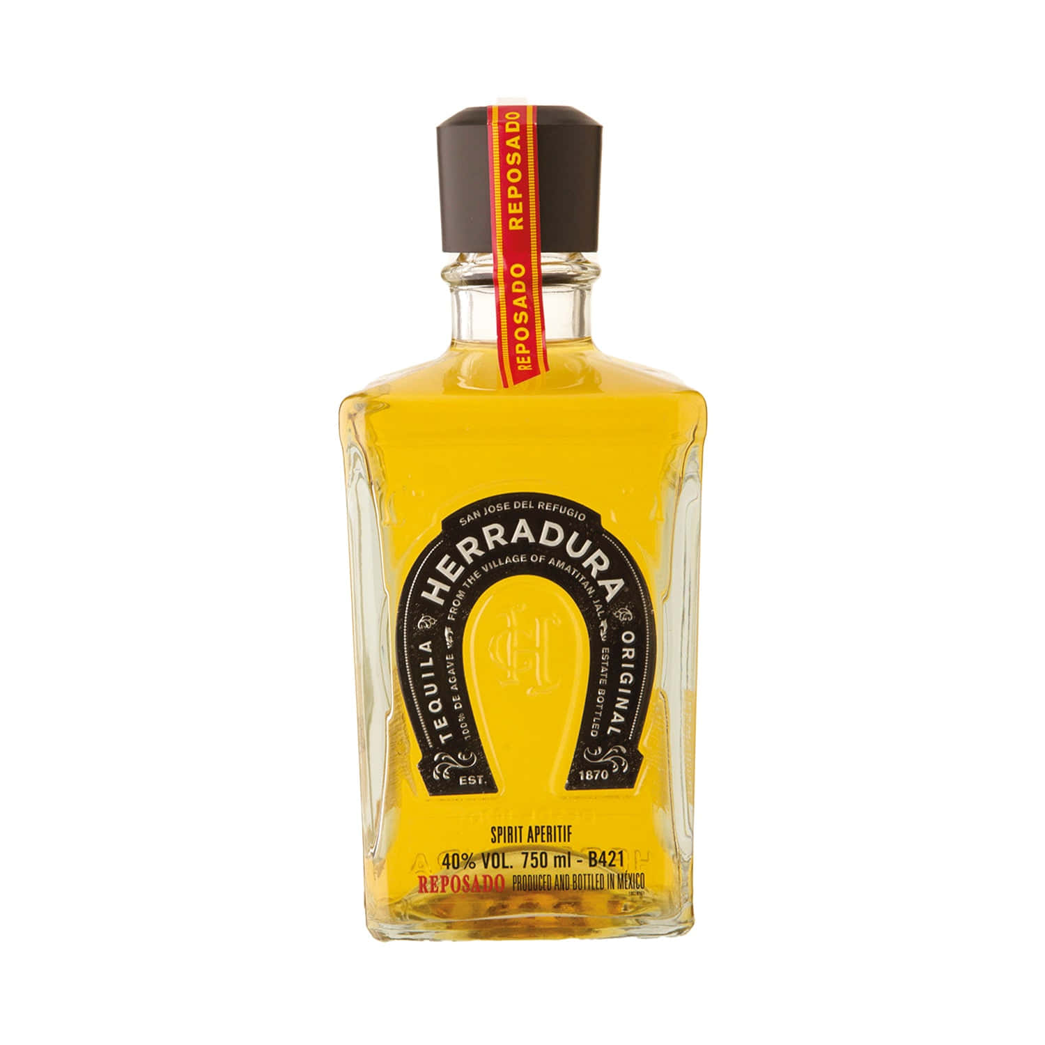  壁紙 — 一個透明玻璃瓶的Herradura Reposado龍舌蘭酒，內有金色液體和黑色標籤，背景為白色。