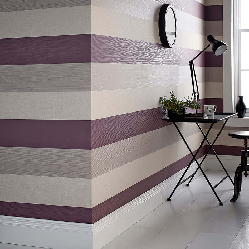 條紋壁紙角落，配有黑色檯燈和盆栽植物。